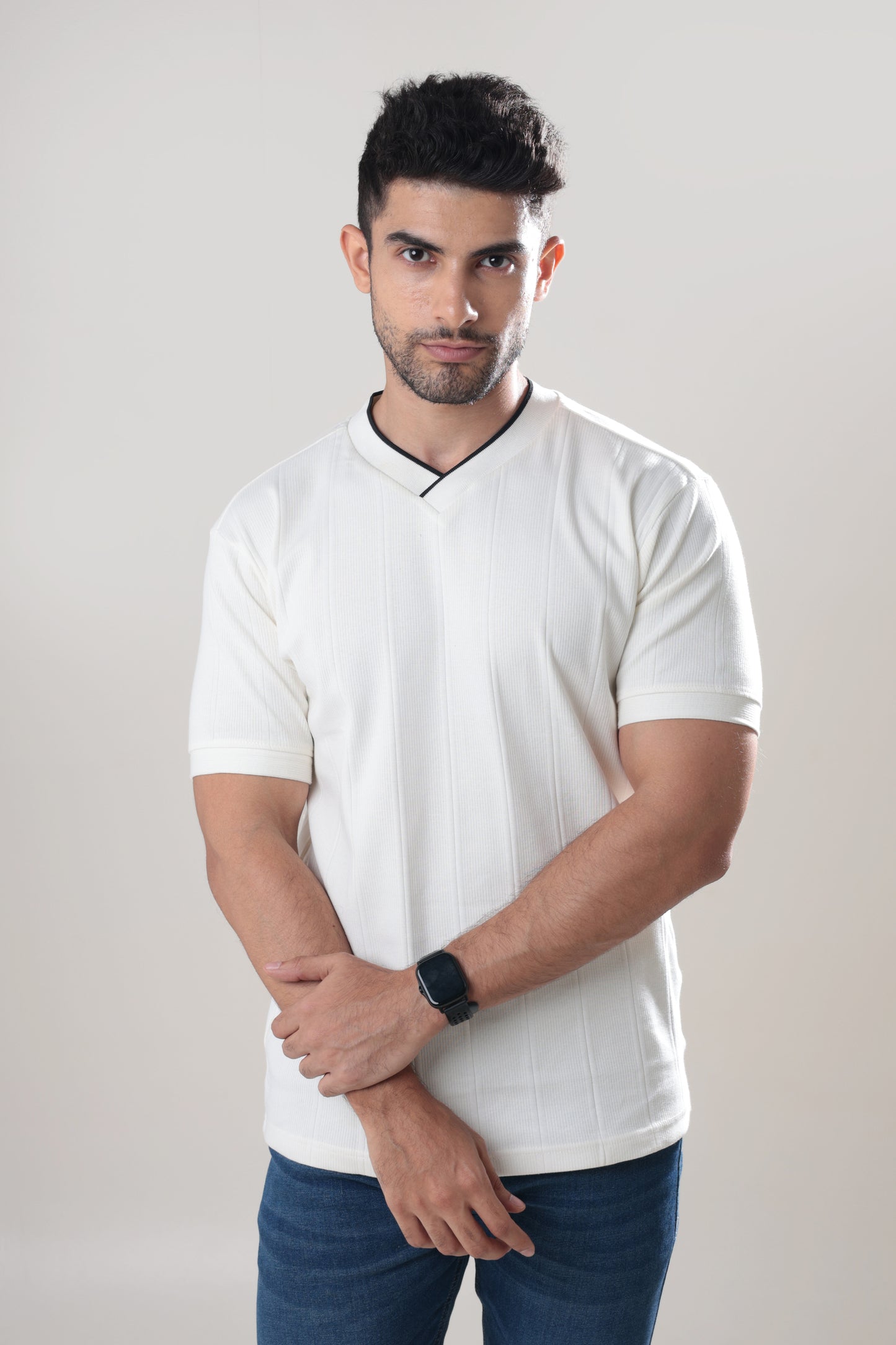 Self textured Tshirt with contrast piping collar