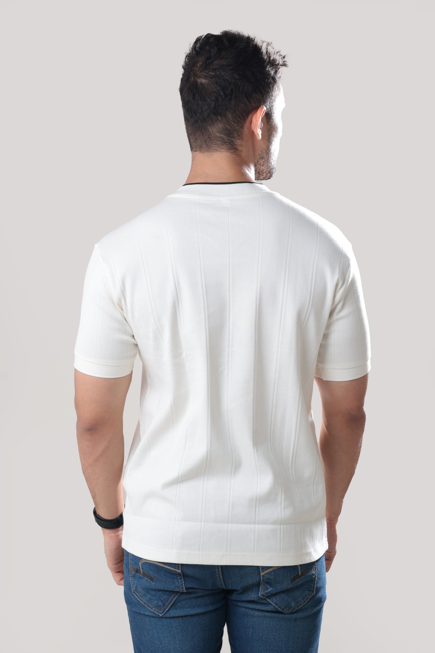 Self textured Tshirt with contrast piping collar
