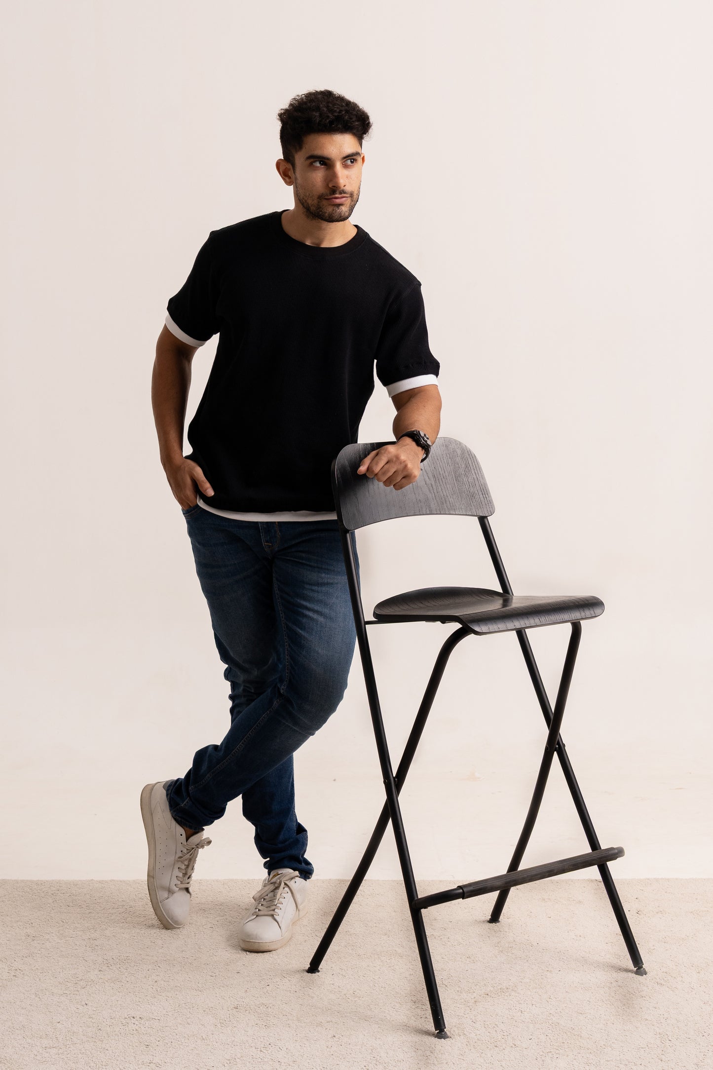 Mini solid checkered pattern with contrast edge crew neck half sleeve tshirt in black