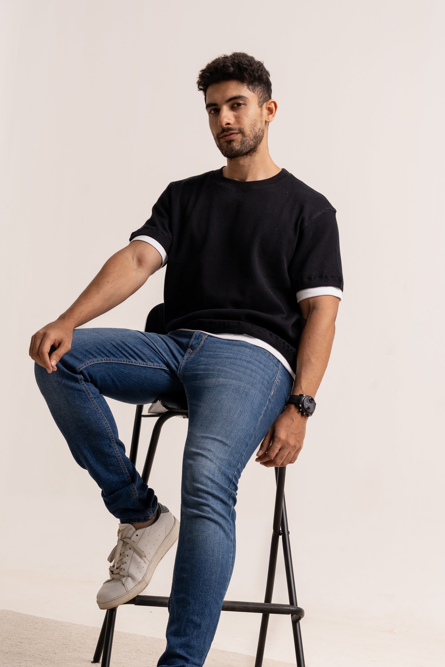 Mini solid checkered pattern with contrast edge crew neck half sleeve tshirt in black