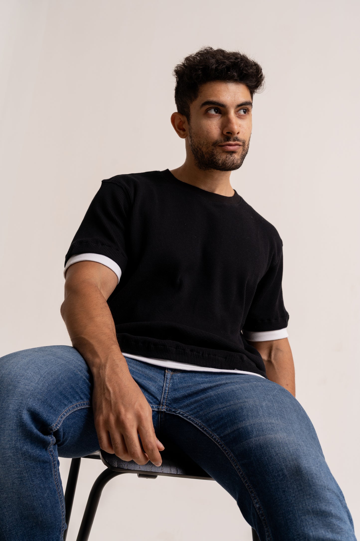 Mini solid checkered pattern with contrast edge crew neck half sleeve tshirt in black