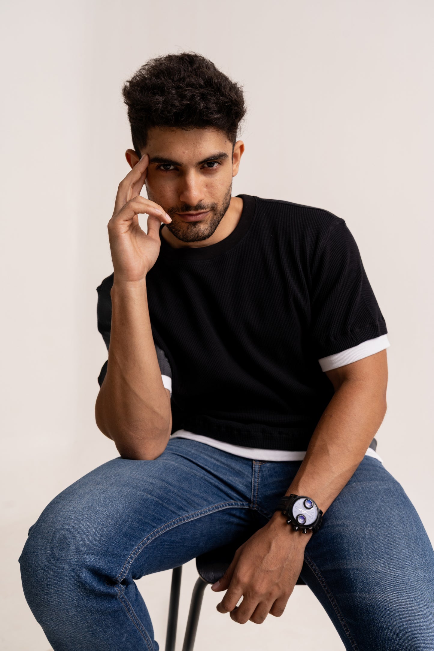 Mini solid checkered pattern with contrast edge crew neck half sleeve tshirt in black