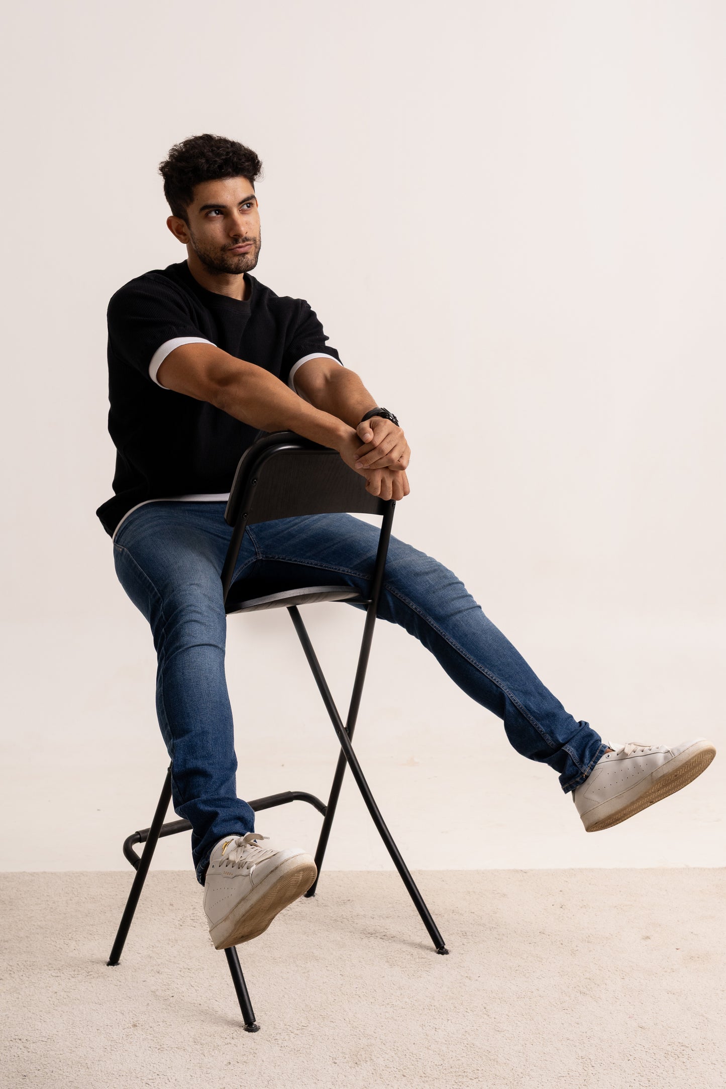 Mini solid checkered pattern with contrast edge crew neck half sleeve tshirt in black