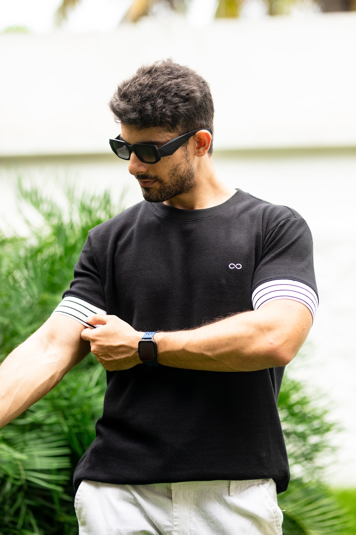 Wide cuff sleeve t-shirt in black