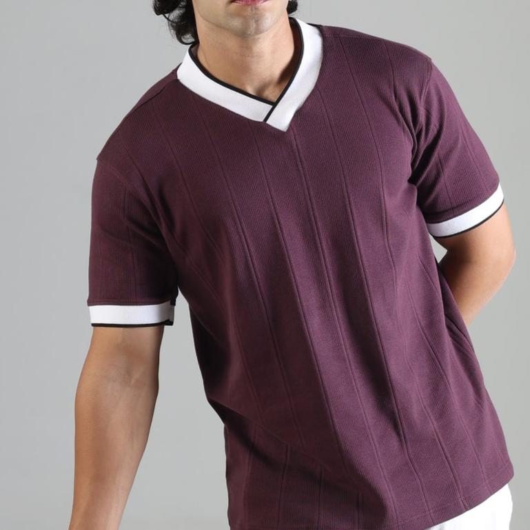 Contrast piping tee in Burgundy