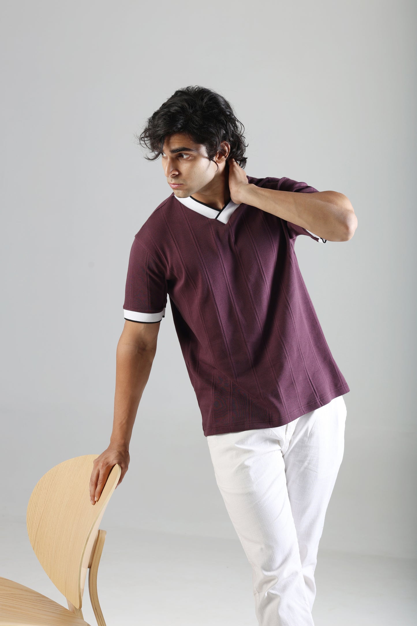 Contrast piping tee in Burgundy