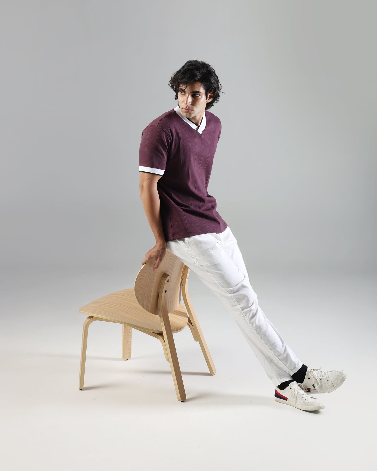 Contrast piping tee in Burgundy